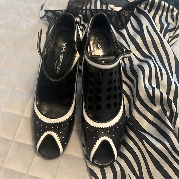 SHOES…Peep toe heels 🥳 - Picture 3 of 4